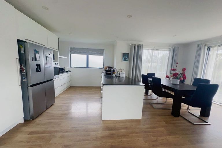 Photo of property in 2 Manutewhau Road, Massey, Auckland, 0614