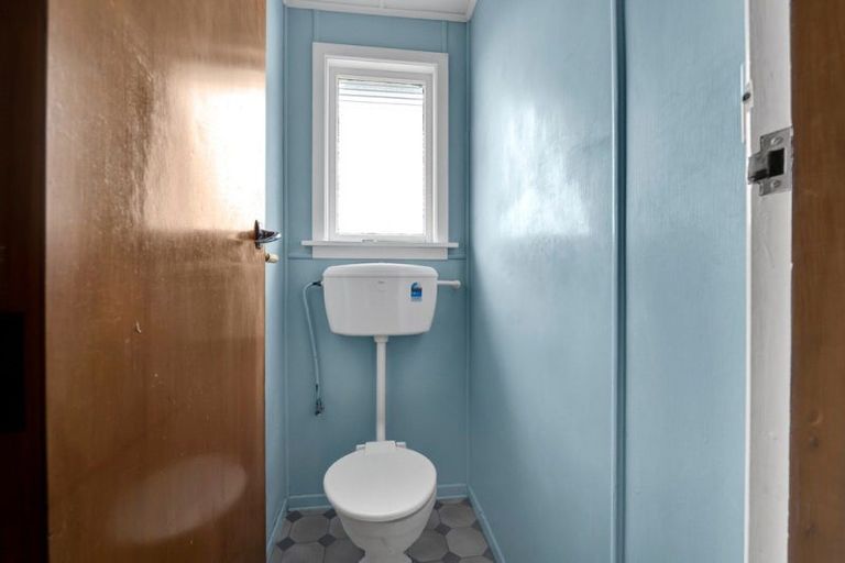 Photo of property in 79 Omata Road, Marfell, New Plymouth, 4310