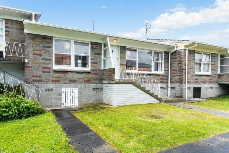 Photo of property in 2/14 Westwell Road, Belmont, Auckland, 0622