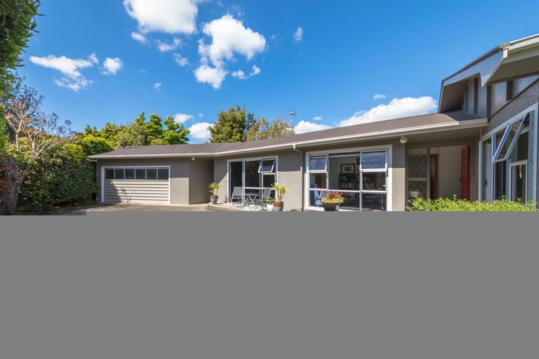 Photo of property in 11 Dorset Crescent, Hokowhitu, Palmerston North, 4410