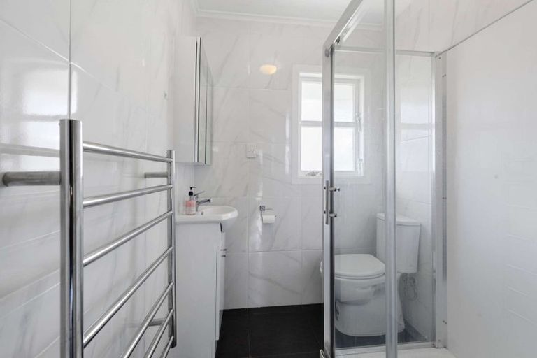 Photo of property in 2/13 Creamer Avenue, Belmont, Auckland, 0622