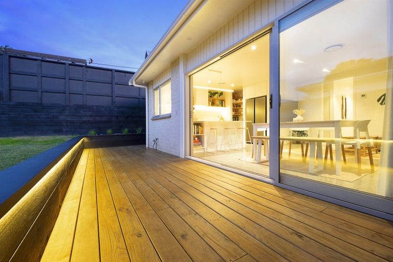 Photo of property in 2/19 Burnham Street, Seatoun, Wellington, 6022