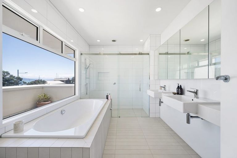 Photo of property in 90 Oriental Parade, Oriental Bay, Wellington, 6011