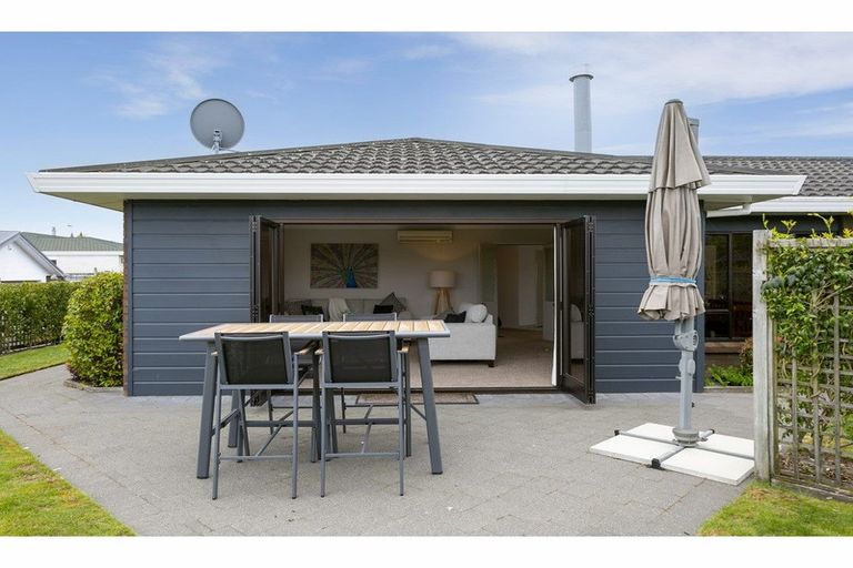 Photo of property in 2/77 Harvey Street, Waipahihi, Taupo, 3330