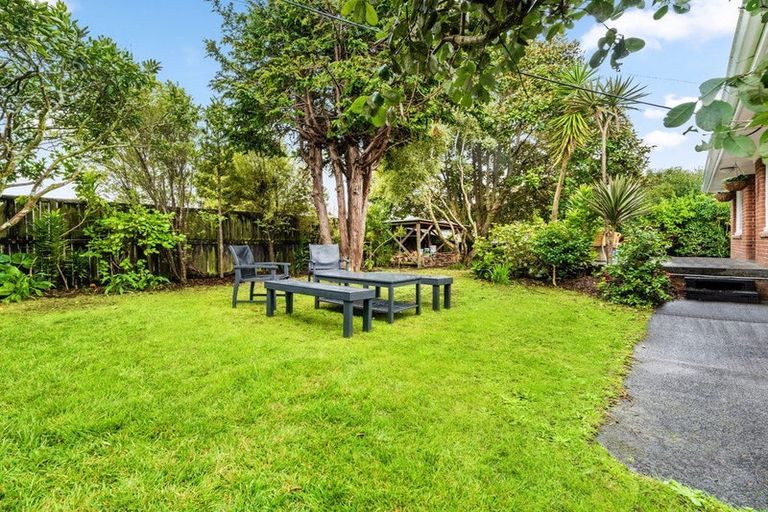 Photo of property in 36 Yeovil Road, Te Atatu Peninsula, Auckland, 0610