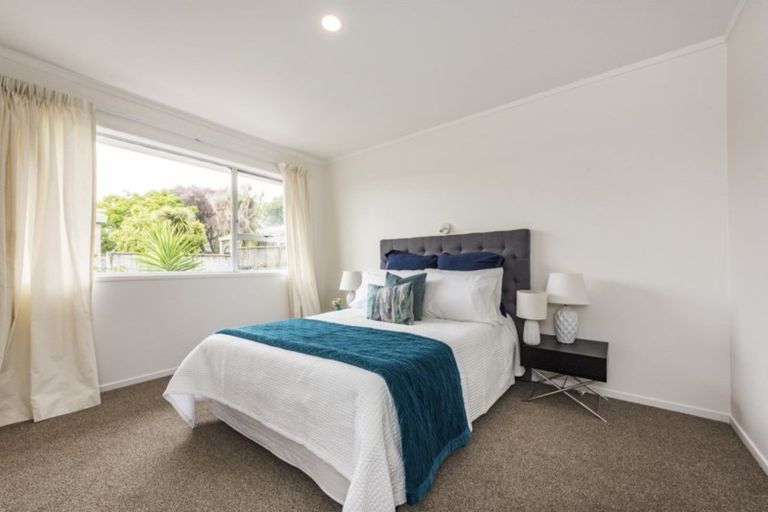 Photo of property in 2/28 Uxbridge Road, Mellons Bay, Auckland, 2014