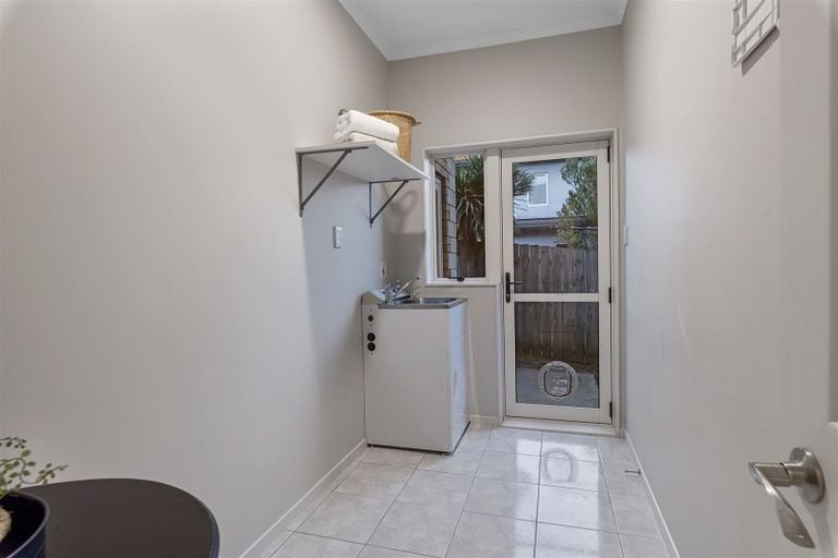 Photo of property in 12 Lakeridge Close, Northcross, Auckland, 0632