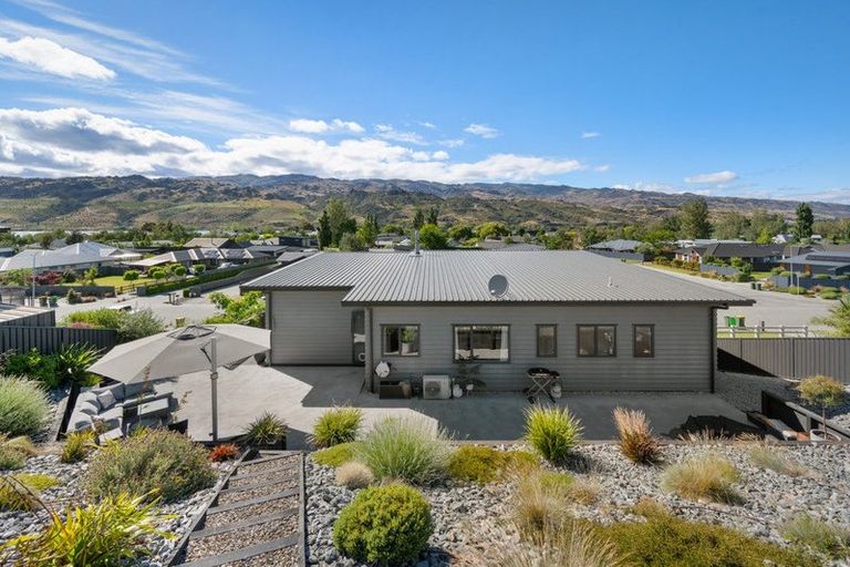 Photo of property in 71 Stratford Drive, Mount Pisa, Cromwell, 9383