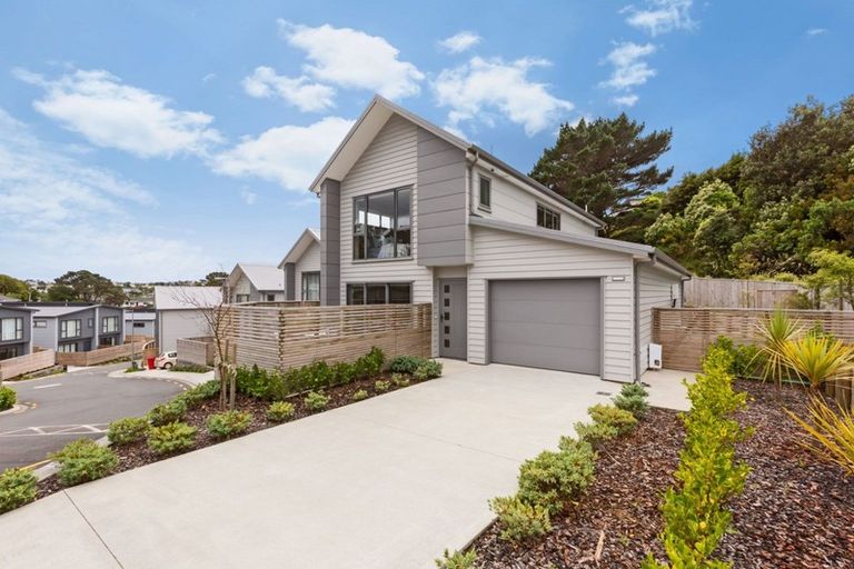 Photo of property in 2 Brindle Way, Newlands, Wellington, 6037