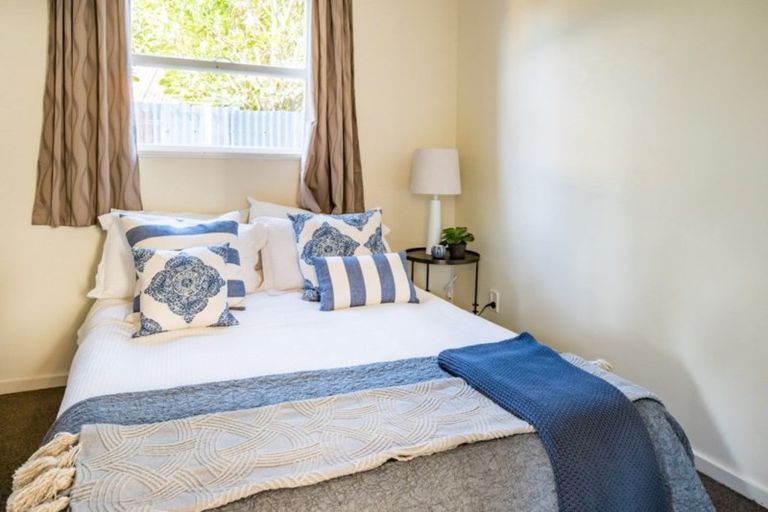 Photo of property in 2 Te Pari Pari Road, Pukerua Bay, 5026