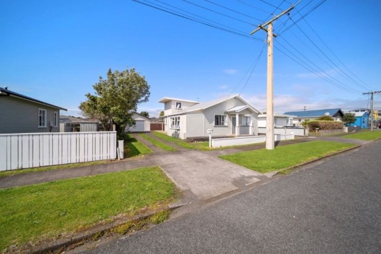 Photo of property in 3 Rainsford Street, Moturoa, New Plymouth, 4310