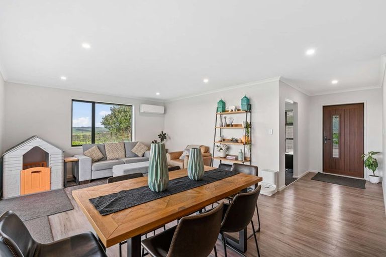 Photo of property in 2712 South Head Road, South Head, Helensville, 0874