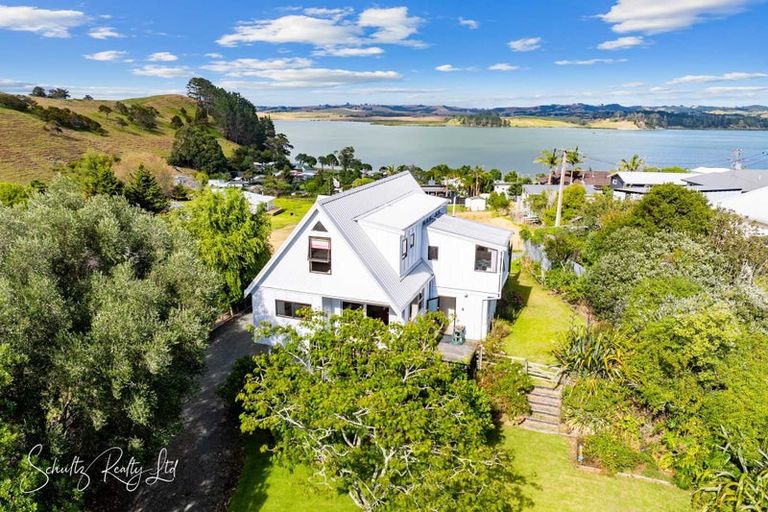 Photo of property in 38 Oxford Street, Whakapirau, Maungaturoto, 0583