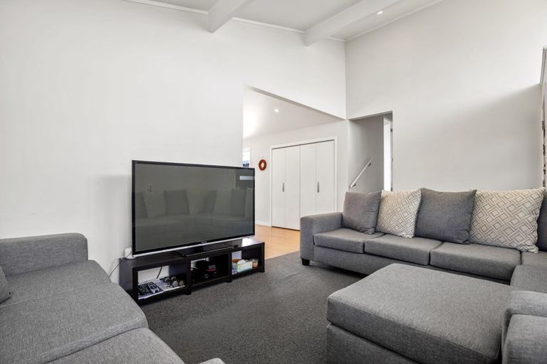 Photo of property in 18 Farnborough Crescent, Mangere, Auckland, 2022