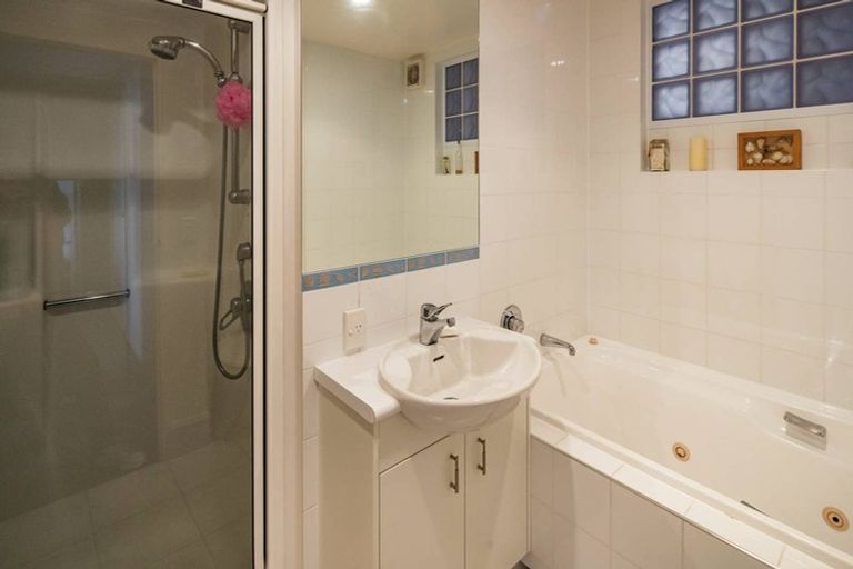 Photo of property in 18a Trevor Terrace, Paremata, Porirua, 5024