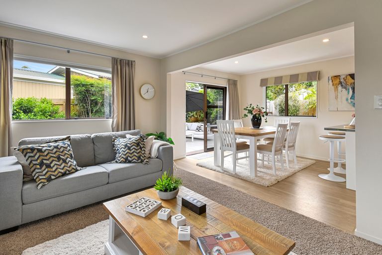 Photo of property in 10 Dalkeith Place, Opaheke, Papakura, 2113