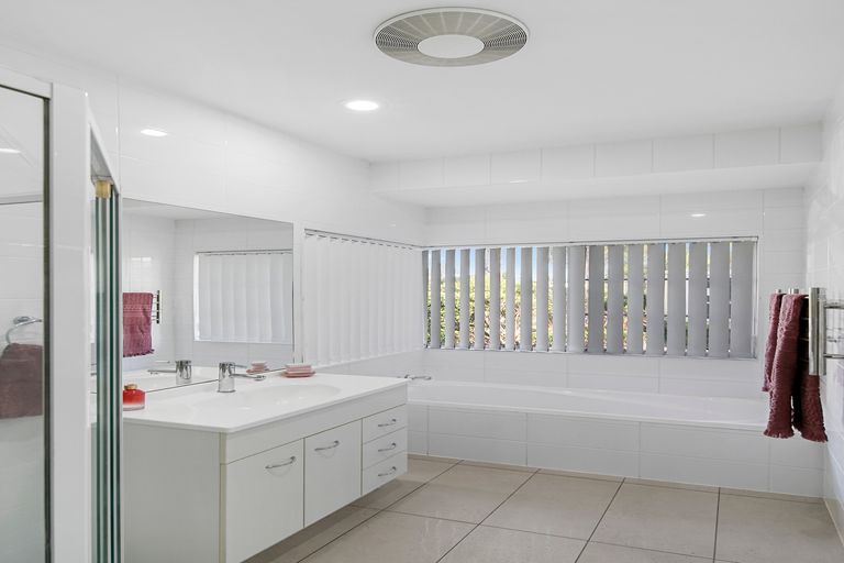 Photo of property in 12 Ranfurly Road, Alfriston, Auckland, 2105