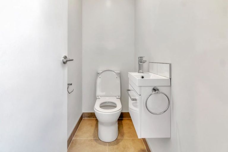 Photo of property in 6/1 Fruitvale Road, New Lynn, Auckland, 0600