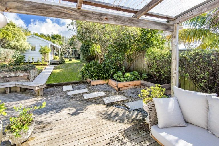 Photo of property in 27 William Bond Street, Stanley Point, Auckland, 0624