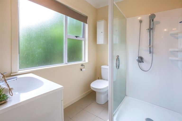 Photo of property in 2 Karoro Place, Paremata, Porirua, 5024