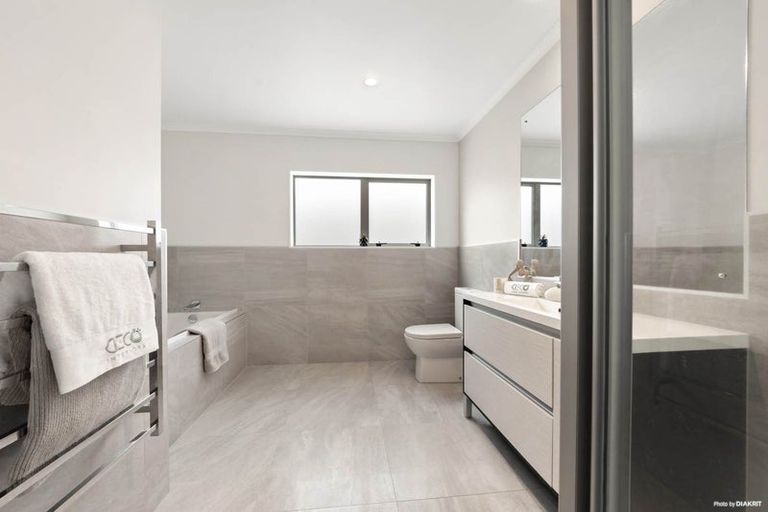 Photo of property in 1 Ambar Ridge Avenue, Massey, Auckland, 0614