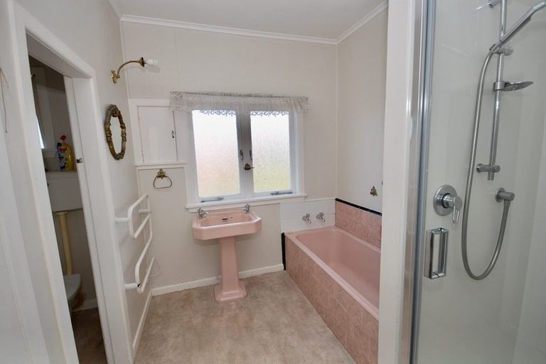 Photo of property in 94 Ocean View Road, Northcote, Auckland, 0627