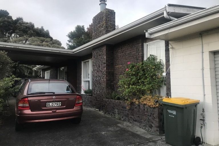 Photo of property in 63 Candia Road, Henderson Valley, Auckland, 0614