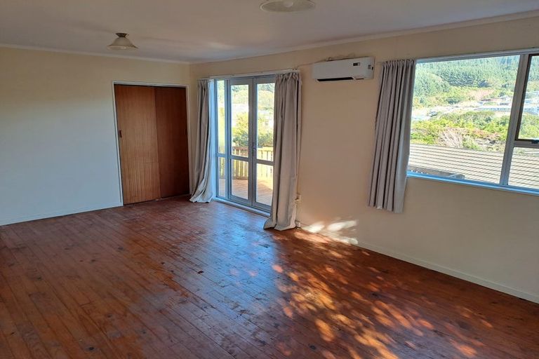 Photo of property in 84 Taylor Terrace, Tawa, Wellington, 5028