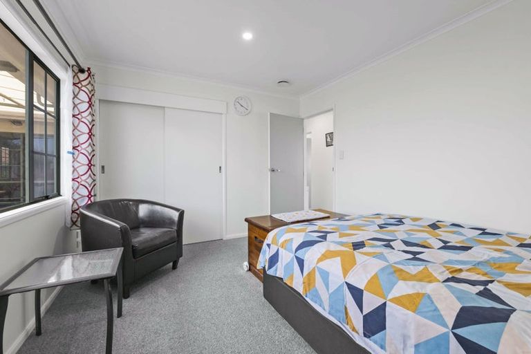 Photo of property in 8 Beech Place, Hawera, 4610