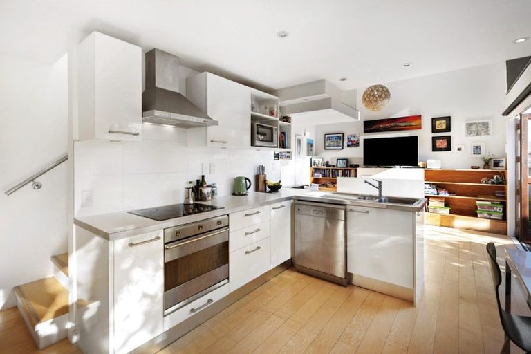 Photo of property in 13a Porritt Avenue, Mount Victoria, Wellington, 6011