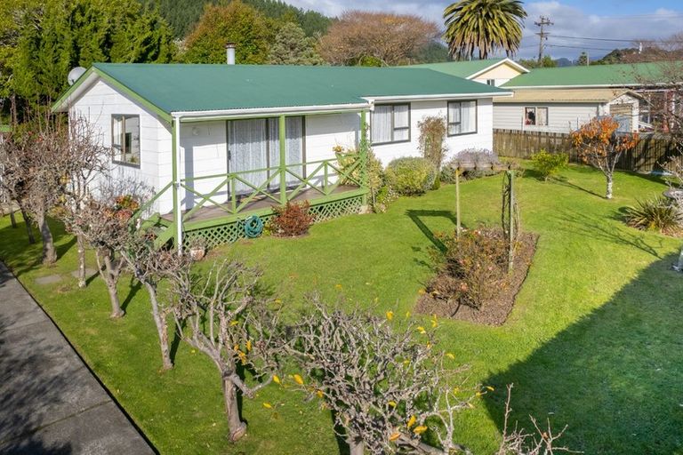 Photo of property in 4 Buckley Grove, Paraparaumu, 5032