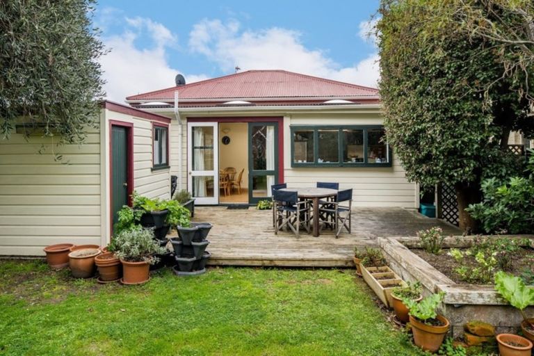 Photo of property in 67 Oroua Street, Eastbourne, Lower Hutt, 5013