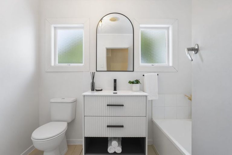 Photo of property in 1/12 Craigbank Avenue, New Lynn, Auckland, 0600