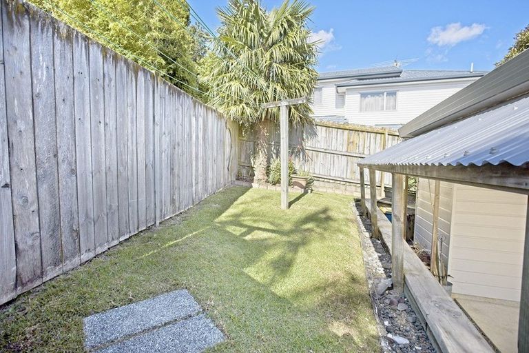 Photo of property in 2/30 Sunset Road, Unsworth Heights, Auckland, 0632