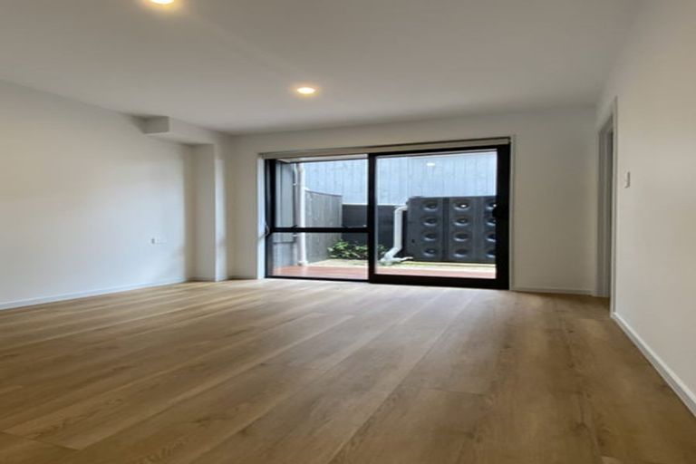 Photo of property in 32c Potter Avenue, Northcote, Auckland, 0627