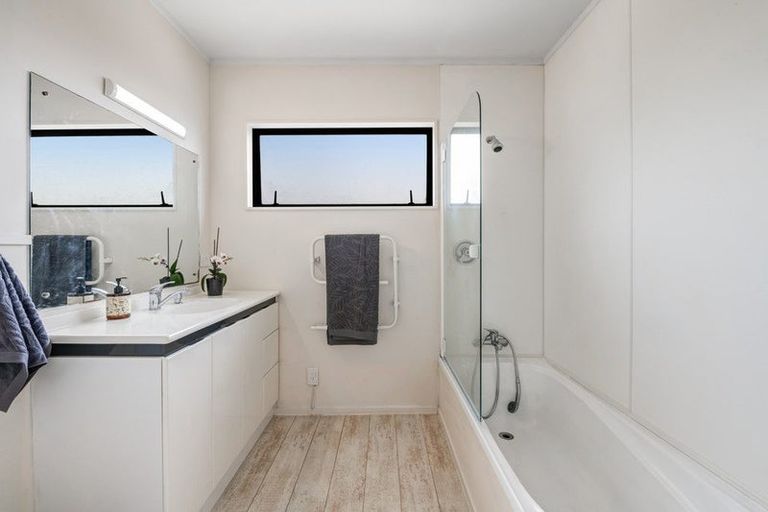 Photo of property in 1/2 Carl Place, Unsworth Heights, Auckland, 0632