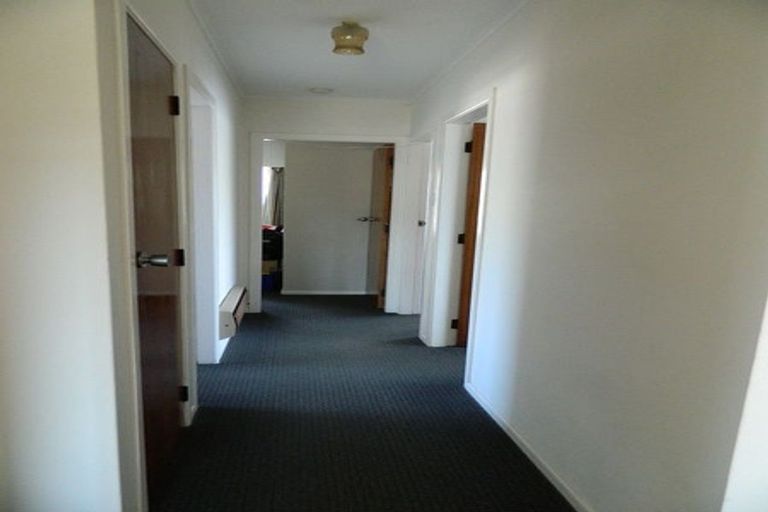 Photo of property in 3 Merritt Way, Newlands, Wellington, 6037