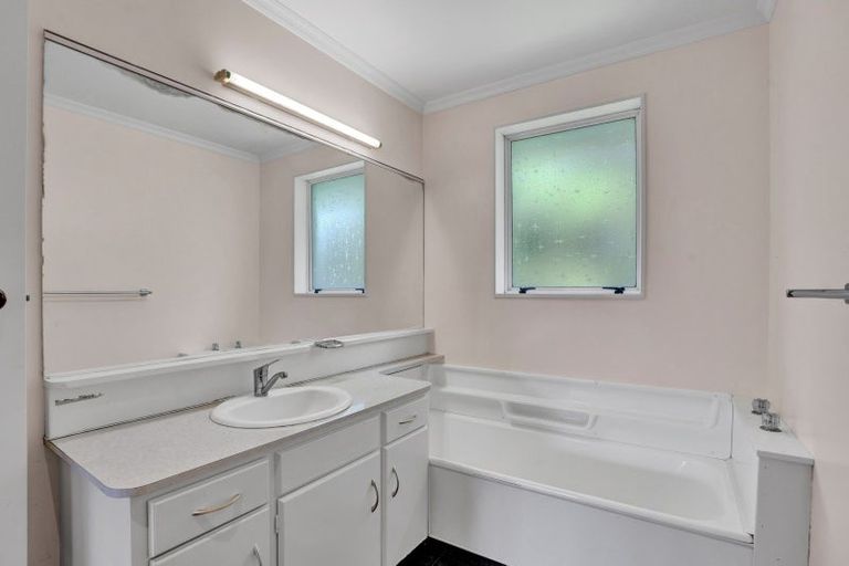 Photo of property in 14 Heaphy Road, Opunake, 4616