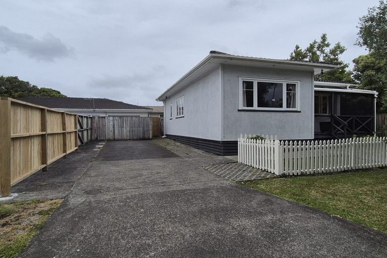 Photo of property in 2 Riverpark Crescent, Henderson, Auckland, 0610