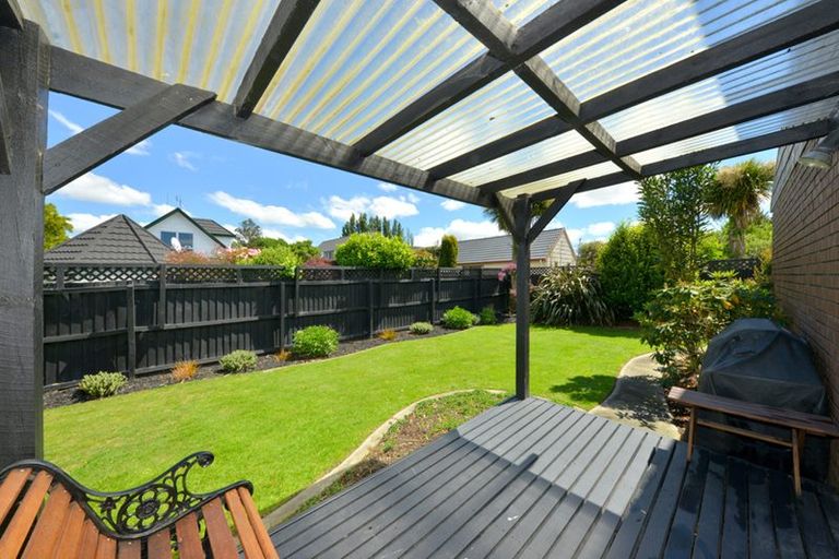 Photo of property in 2/25 Rubens Place, Burnside, Christchurch, 8053