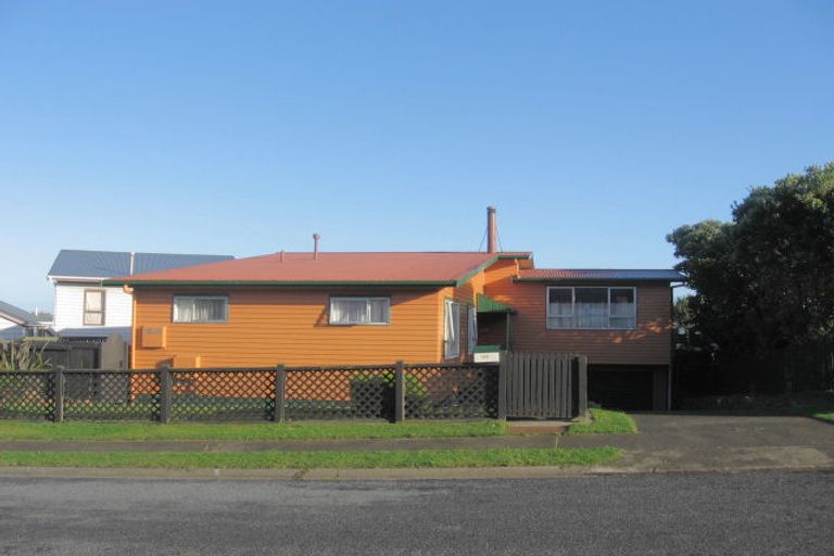Photo of property in 111 Gloaming Hill, Titahi Bay, Porirua, 5022
