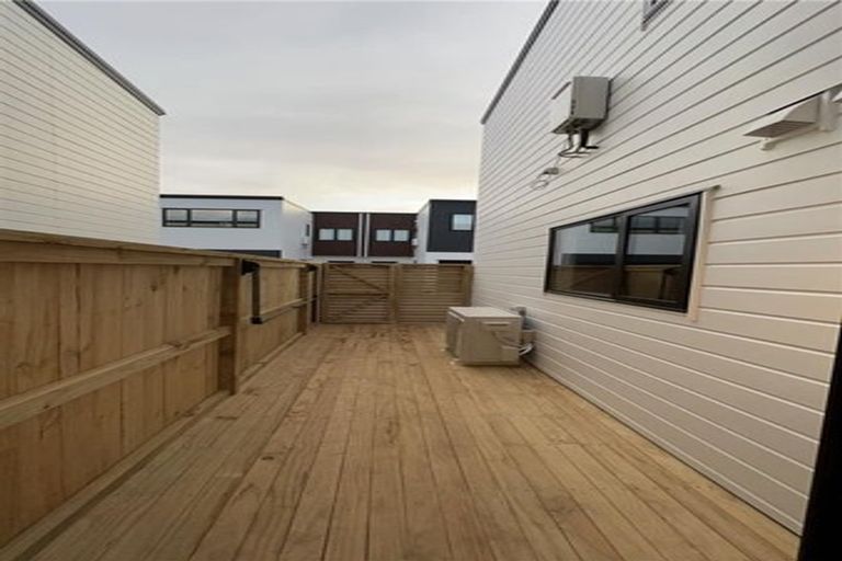 Photo of property in 17 Aramata Road, Papakura, 2110