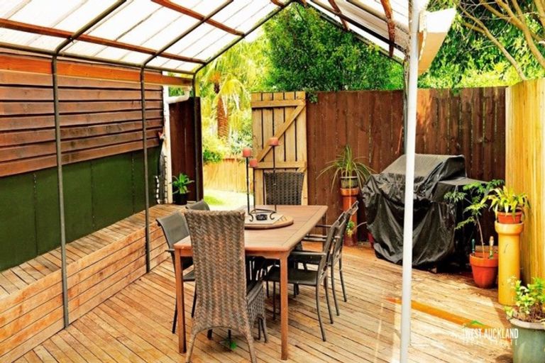 Photo of property in 2/76 Kaurilands Road, Titirangi, Auckland, 0604