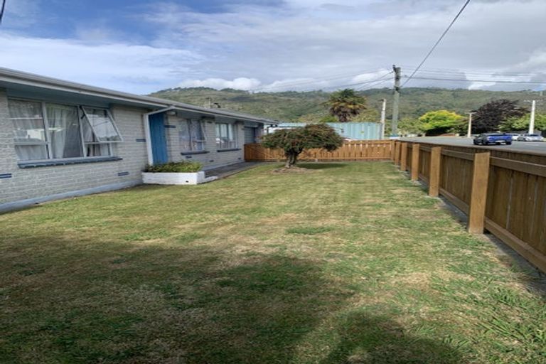 Photo of property in 3 Hawthorn Crescent, Stokes Valley, Lower Hutt, 5019