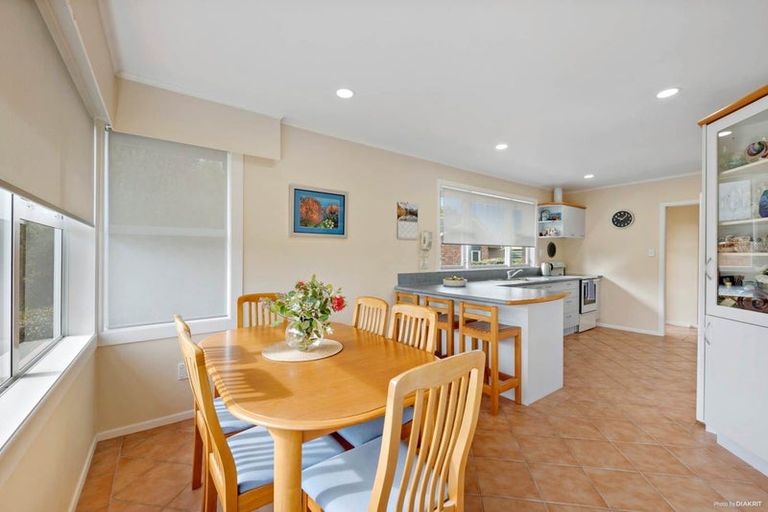 Photo of property in 13 Quibray Place, Botany Downs, Auckland, 2010