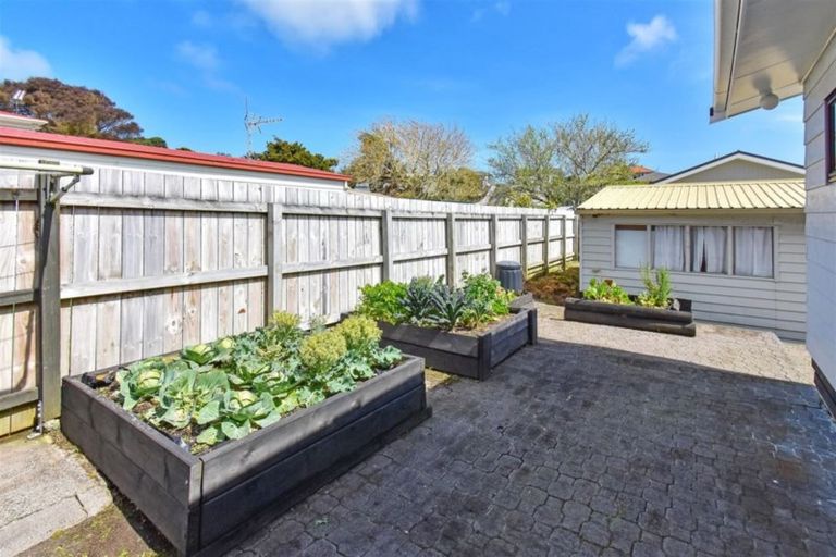 Photo of property in 17 Mellsop Avenue, Waiuku, 2123