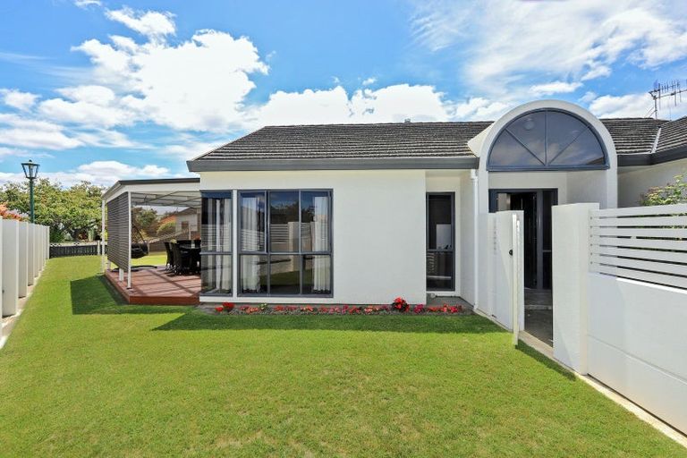 Photo of property in 12 Knightsbridge Place, Taradale, Napier, 4112