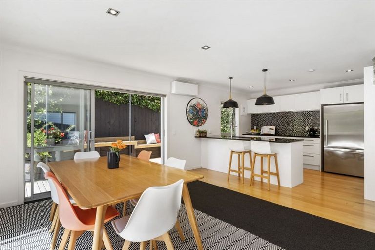 Photo of property in 7a Varlene Terrace, Forrest Hill, Auckland, 0620