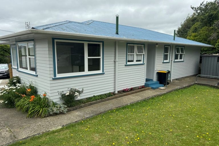 Photo of property in 46 Catherine Crescent, Paparangi, Wellington, 6037