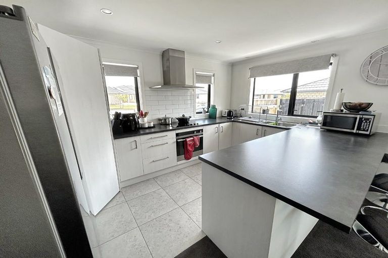 Photo of property in 26 Sardinia Grove, Fitzherbert, Palmerston North, 4410